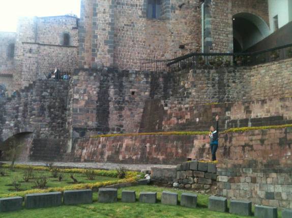Caminhando pelo Qorikancha, ou Templo Mayor Inca, em Cusco, no Peru